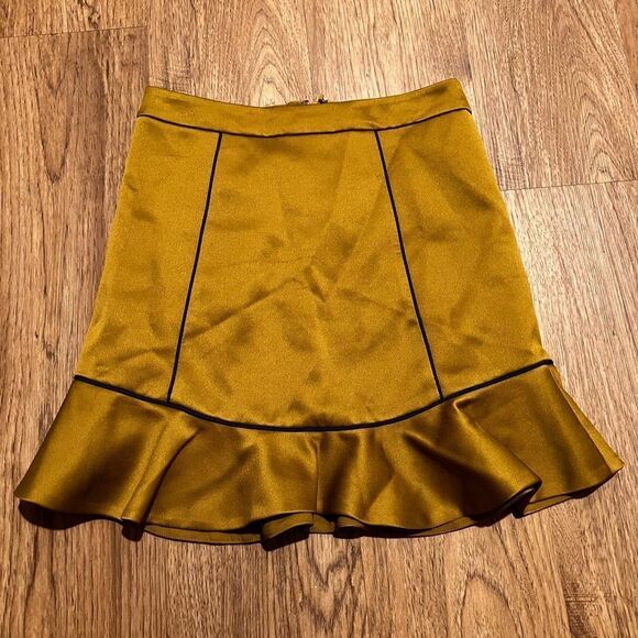 Bcbg MaxAzria  Dark chartreuse ruffle Hem Mini Skirt size xs - Picture 1 of 6